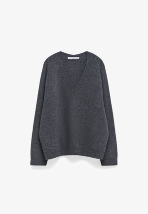 Pull gris en V avec une coupe décontractée, fabriqué en tissu tricoté doux. Présente des poignets et un ourlet côtelés, avec une texture lisse et peu de détails.