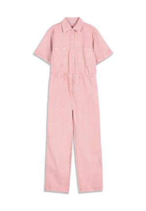Mono rosa claro de manga corta con botones, cuello, dos bolsillos en el pecho, cintura elástica y pantalones de pierna recta.