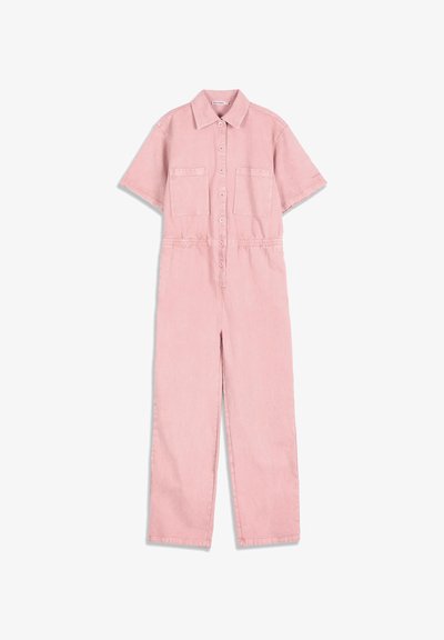 Combinaison rose clair à manches courtes boutonnée avec col, deux poches poitrine, taille élastique et pantalon droit.