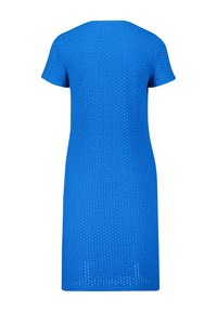 Strickkleid in Blau mit kurzen Ärmeln, rundem Ausschnitt und strukturiertem Muster. Knielang mit figurnaher Silhouette und ohne sichtbare Hardware.