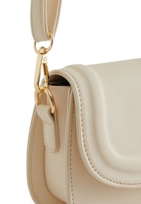 Bežna torba iz umetne kože s zaobljenim poklopcem, zlatnim dodatkom in zgornjim ročajem. Gladka tekstura s subtilnimi šivi.