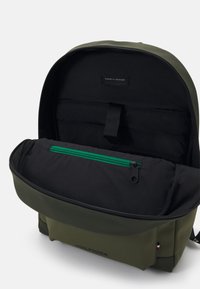 Tommy Hilfiger MONOTYPE RAIN DOME UNISEX - Turistinė kuprinė - utility olive