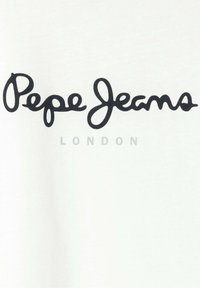 Bílá látka s velkým černým kurzívním nápisem "Pepe Jeans" a menším šedým textem dole s nápisem "LONDON." Hladká textura, neformální design.