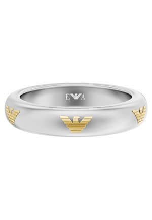 Silberner Bandring mit drei gleichmäßig verteilten goldenen Adlerlogos auf der Außenseite und einem eingravierten Logo im Inneren des Rings.