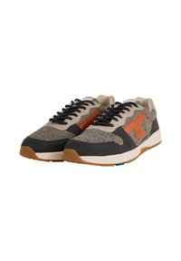 Scarpe sportive con tomaia beige testurizzata, dettagli navy e arancio, lacci neri e suola in gomma con battistrada marrone.