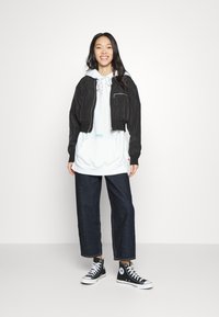 Levi's® PRISM HOODIE - Športni pulover - babytab/sporty white