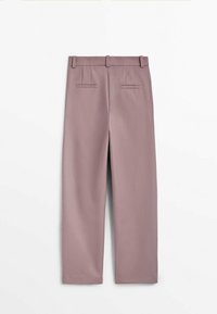 Lichtlavendel rechte broek met een gladde textuur, twee achterzakken met paspel en voorplooien. Platte tailleband en een getailleerd ontwerp.