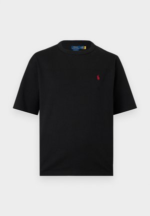 Tricou negru cu mâneci scurte și guler rotund, cu un mic logo roșu Polo Ralph Lauren brodat pe partea stângă a pieptului.