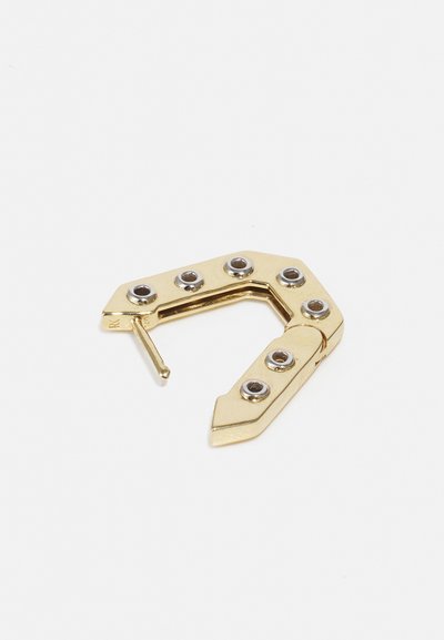 Clasp metalic de aur cu un design unghiular, având șase nituri circulare și un sistem de închidere cu clemă. Textură netedă cu o finisare strălucitoare.