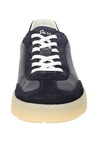 Baskets bleu marine et blanches avec lacets blancs, tige en cuir suédé et en cuir, semelle beige, et marquage "54" sur la languette.