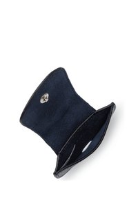 Portafoglio blu navy in pelle liscia con fodera in morbido camoscio. Dotato di chiusura a scatto e di una fessura interna per carte. Forma compatta e triangolare.