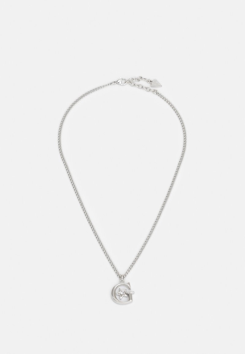 Collier en chaîne argentée avec un pendentif en forme de lettre "G" comportant une découpe en forme d'étoile au centre, et une fermeture à mousqueton.