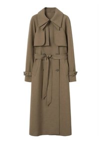 Abrigo largo tipo gabardina en tela texturizada de color beige, con cuello ancho, delantero cruzado con doble botonadura, cintura con cinturón y mangas con botones.