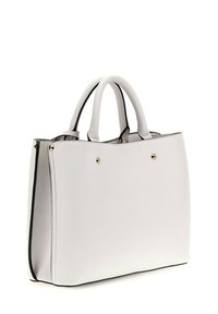 Borsa in pelle bianca con due manici, borchie in tonalità oro e bordi neri. Forma rettangolare con una superficie texturizzata e un design minimalista.