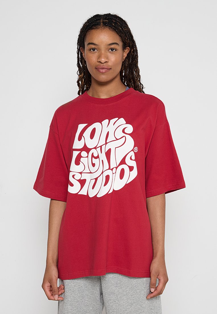 LOW LIGHTS STUDIOS® T-shirt print rood