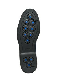 Suola nera della scarpa con perforazioni rotonde e accenti blu. Presenta una texture liscia e un design aerodinamico. Nome del marchio "GEOX" impresso.