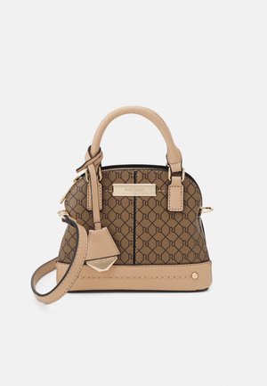 Brązowa i beżowa torebka River Island z wzorem łańcuchowym, dwoma uchwytami u góry oraz odpinanym paskiem na ramię na białym tle.