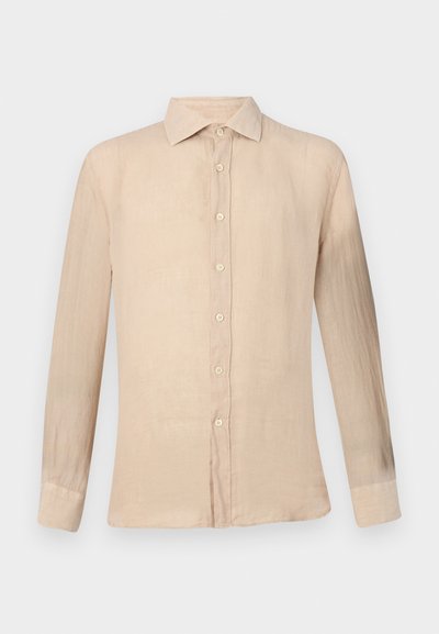 Camisa bege de mangas longas, confeccionada em tecido leve, apresentando um colarinho clássico, fechamento com botões completo e uma textura sutil por toda a parte.