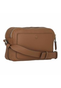 Brązowa skórzana torba na ramię o smukłym prostokątnym kształcie, z zamkiem błyskawicznym i płaską przednią kieszenią. Regulowany pasek.