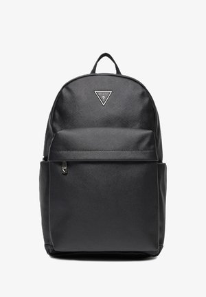 Zaino nero in materiale sintetico testurizzato, con parte superiore arrotondata, tasca frontale con zip e distintivo del logo nella parte alta frontale. Include tasche laterali.