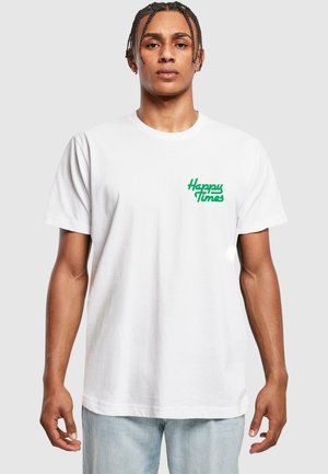 T-shirt en coton blanc à manches courtes, avec le texte "Happy Times" en vert sur le côté gauche de la poitrine, coupe décontractée et col rond.