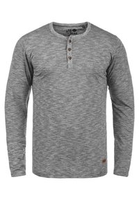 Langärmliges graues Henley-Shirt aus strukturiertem Stoff, mit einer Knopfleiste aus drei Knöpfen und einem kleinen Lederakzent-Label am Saum.