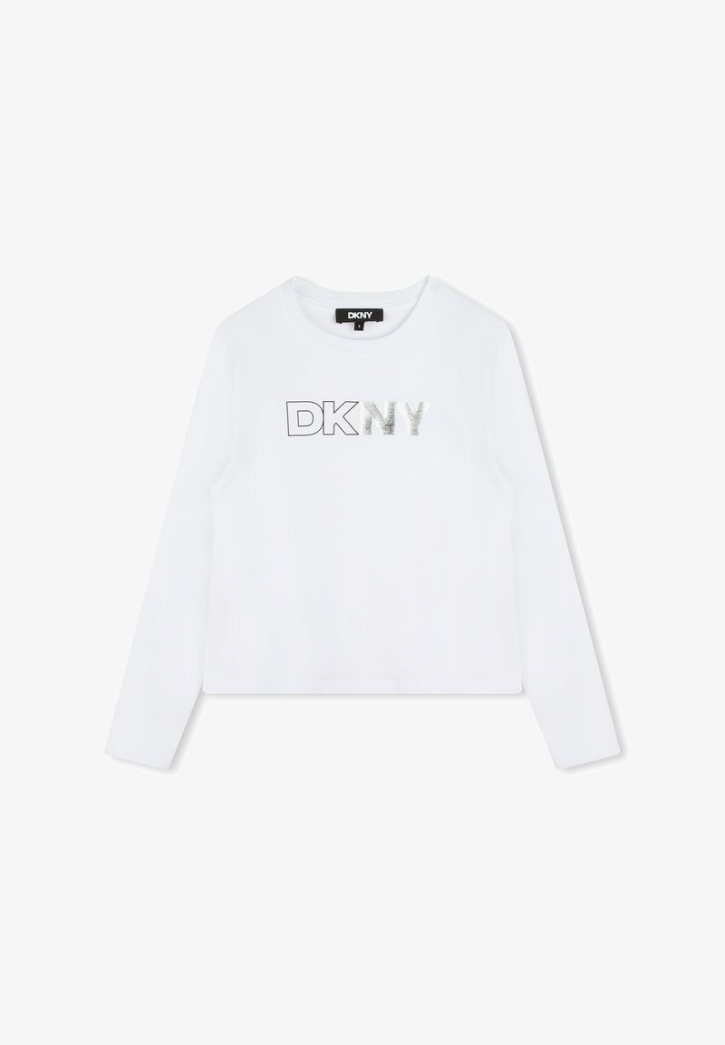 Chemise blanche à manches longues en coton avec un col rond, arborant le logo DKNY en lettres argentées et noires sur le devant.
