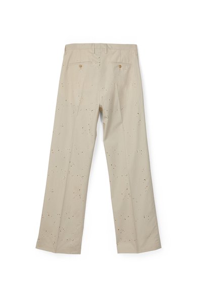 Pantalones beige de pierna recta con un sutil patrón de motas oscuras, bolsillos traseros con botones y trabillas para cinturón, vistos desde atrás.