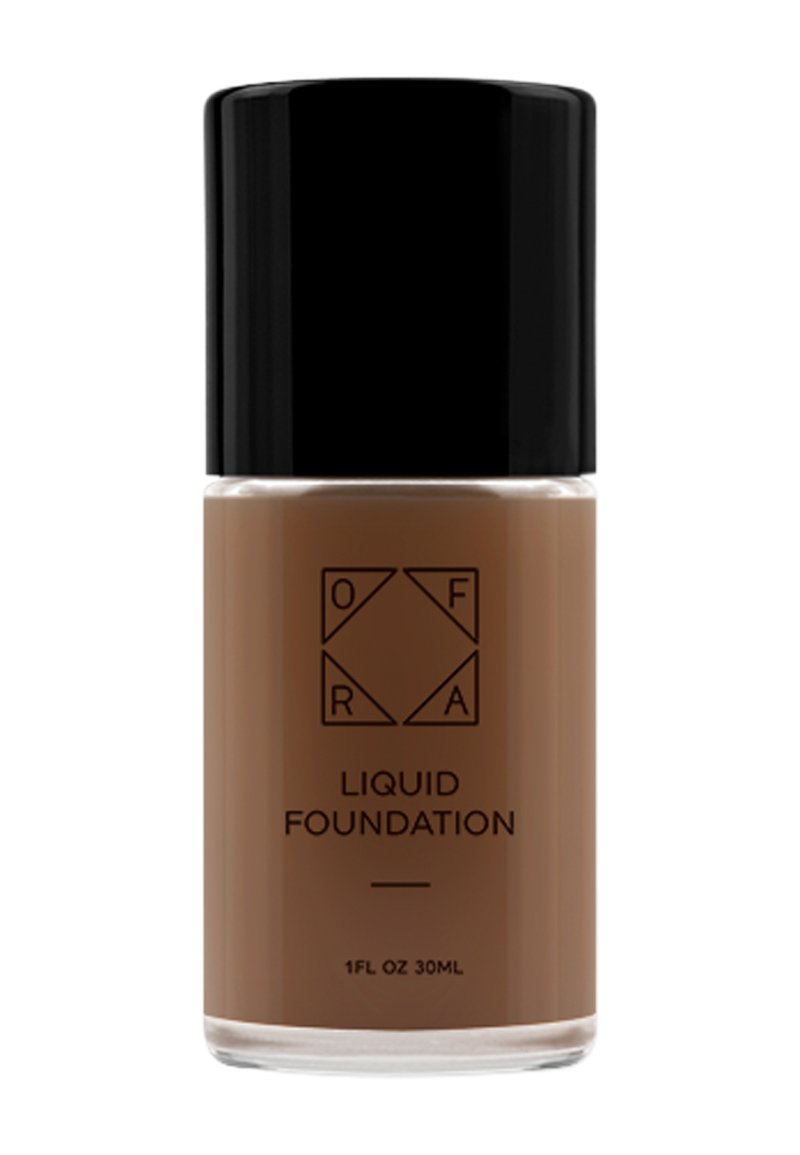 Fond de teint liquide marron dans une bouteille en verre transparent avec un capuchon noir. Présente un design d'étiquette minimaliste et mesure 1 FL OZ (30 mL).