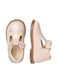 Scarpe in pelle verniciata rosa chiaro con design a intaglio, accentuate da piccole perforazioni e una fibbia laterale. Suola in gomma marrone texturizzata.