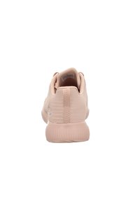 Zapatillas deportivas de color rosa claro con un upper de punto texturizado, tira en la parte trasera y suela acolchada. Presenta un logo en el lado.