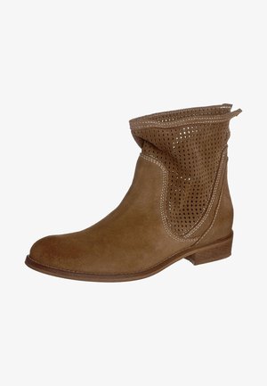 Bottine en daim marron avec des panneaux latéraux perforés, un talon bas et des coutures blanches contrastantes le long des bords. Texture lisse sur l'ensemble.