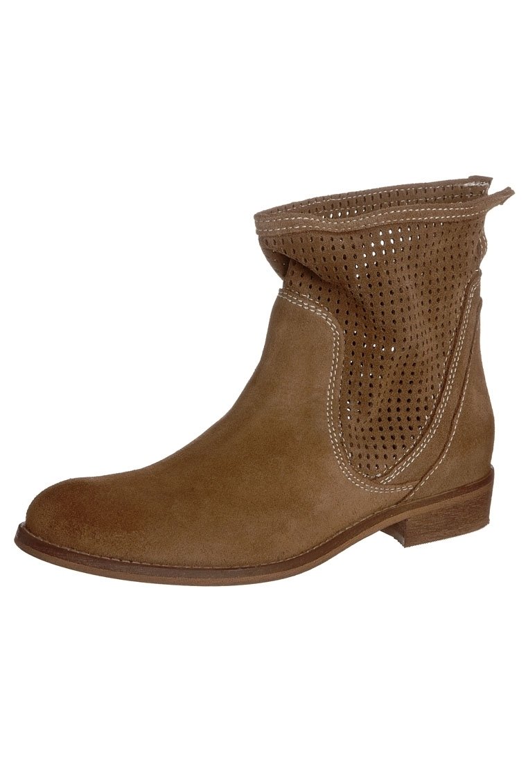 Stivale alla caviglia in suede marrone con pannelli laterali perforati, tacco basso e cuciture bianche a contrasto lungo i bordi. Texture liscia in tutto il modello.