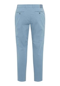 Lichtblauwe katoenen chinos met een recht model, voorzien van twee achterzakken en zijnaad, een gladde textuur en minimale details.