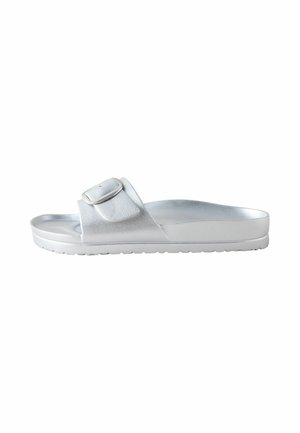 Slide-Sandale in metallischem Silber mit einem breiten verstellbaren Riemen und einer großen Schnalle oben, flache Sohle mit strukturiertem Boden.