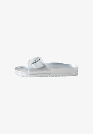 Slide-Sandale in metallischem Silber mit einem breiten verstellbaren Riemen und einer großen Schnalle oben, flache Sohle mit strukturiertem Boden.