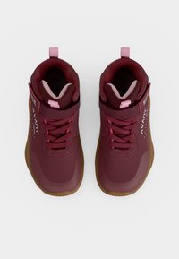 Ζευγάρι μπορντό ψηλά sneakers με ροζ εσωτερικό και θηλιές, ανοιχτό καφέ σόλες και κορδόνια, σε λήψη από πάνω σε λευκό φόντο.
