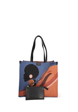 Stor taske med sorte håndtag med stiliseret profil af afro-kvinde i blå, orange og brune farver; inkluderer lille fastgjort sort pung.