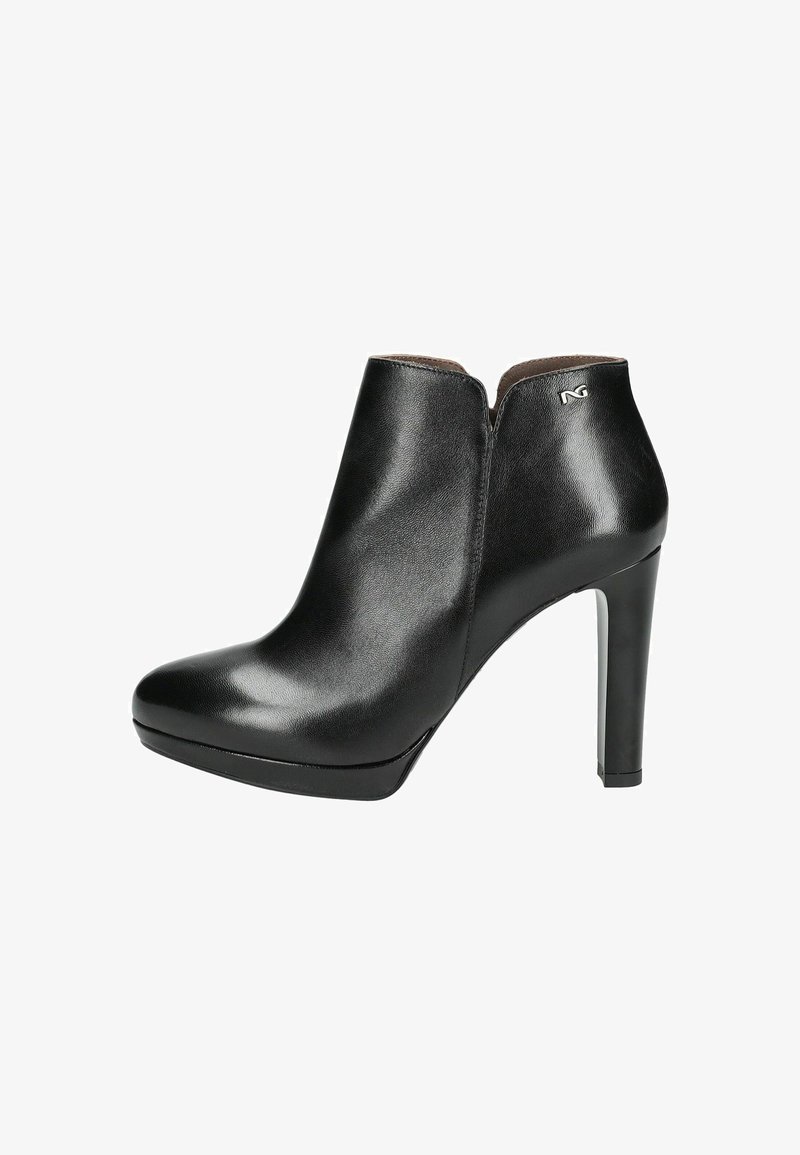Bottine en cuir noir à talon haut, avec un bout pointu, un design avec découpes sur le côté, une texture lisse, et un subtil accent de logo métallique sur le talon.