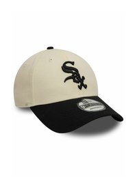 Gorra de béisbol beige con visera negra y logotipo "SOX" bordado. Cuenta con un cierre ajustable tipo snapback y tela texturizada.