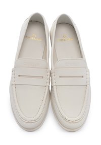 Mocassini in pelle bianca con una texture liscia, caratterizzati da dettagli di cucitura e un vamp basso. Marchio dorato sulla soletta, design moderno.