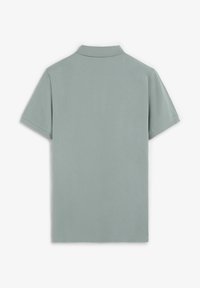 Camisa polo de manga corta en suave tejido verde menta, con un cuello clásico y costuras limpias. Textura suave, sin patrones ni acentos.