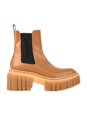 Chelsea boot z brązowej skóry z grubą, masywną, ryflowaną podeszwą i czarnymi elastycznymi panelami bocznymi, widziany z boku.