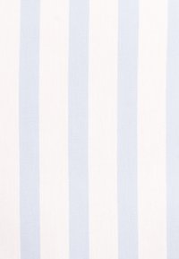 Vertikale lyseblå og hvide striber i lige bredde, der minder om tekstur af stof.