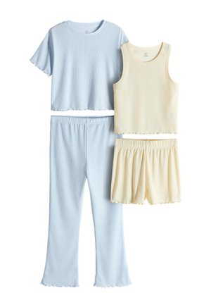 Súprava rebrového domácich odevov so svetlomodrým krátkym crop topom s krátkym rukávom a nohavicami a krémovým tielkovým topom bez rukávov so zodpovedajúcimi šortkami.