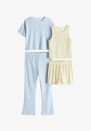 Súprava rebrového domácich odevov so svetlomodrým krátkym crop topom s krátkym rukávom a nohavicami a krémovým tielkovým topom bez rukávov so zodpovedajúcimi šortkami.