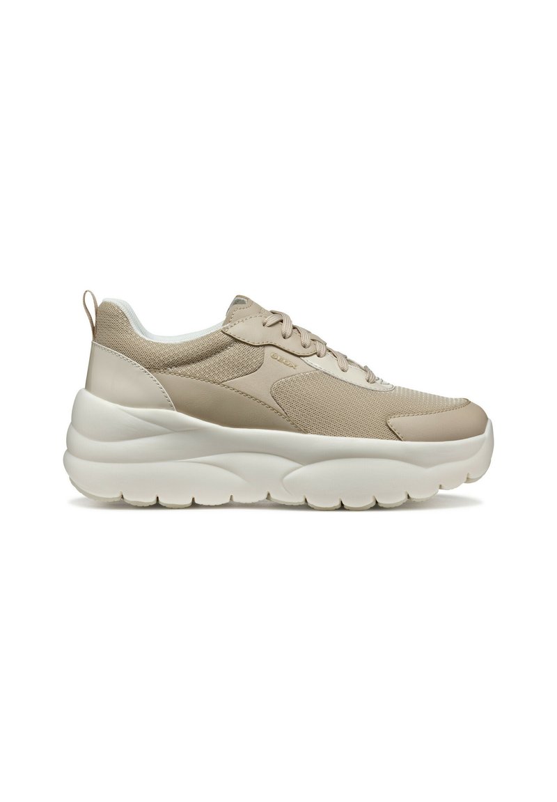 Sneakers atletici beige con materiale in rete e sintetico, caratterizzati da una suola bianca spessa e texture e un linguetta sul tallone.