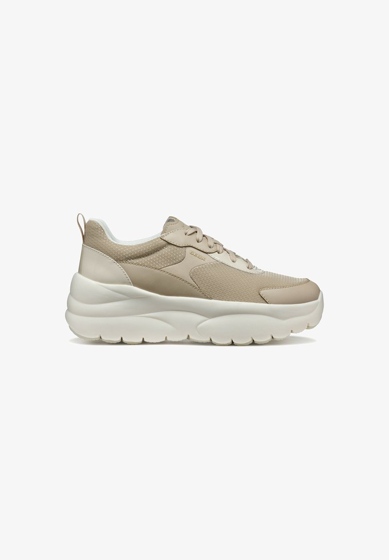 Sneakers atletici beige con materiale in rete e sintetico, caratterizzati da una suola bianca spessa e texture e un linguetta sul tallone.