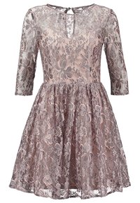 Spetsklänning i dämpad mauve med trekvartsärmar, figursydd kjol, utst älld kjol, blommönster och nyckelhål bak.