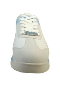 Hvit sneaker med lyseblå detaljer, i semsket skinn og lærmateriale, rund tå, flate lisser, og en sølvlogo på tungen.